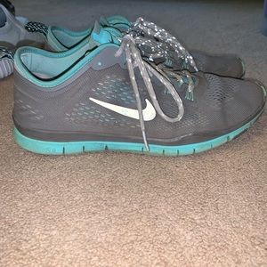 Nike Tennis Shoe (women’s size 8)
